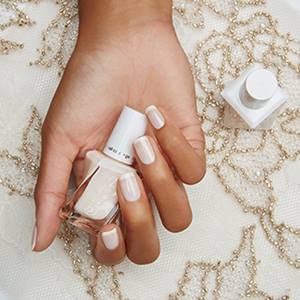 Sơn móng tay Essie Gel Couture #1042 Dress Is More